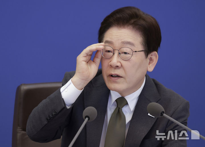 [서울=뉴시스] 최동준 기자 = 이재명 대통령이 14일 청와대에서 열린 국무회의 겸 비상경제점검회의에서 안경을 만지며 발언하고 있다. 2026.04.14. photocdj@newsis.com
