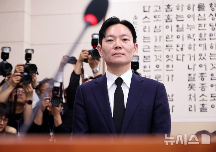 [서울=뉴시스] 김금보 기자 = 박상용 검사(사법연수원 38기)가 울산지검 술판 의혹과 분변 의혹을 제기한 이성윤 더불어민주당 의원 등 전현직 의원을 상대로 제기한 손해배상 청구 소송 1심에서 일부 승소했다. 사진은 박 검사가 지난달 14일 서울 여의도 국회 '윤석열정권정치검찰조작기소의혹사건진상규명국정조사특별위원회'에서 열린 청문회에서 선서 거부에 대한 육성 소명 기회를 요청하는 모습. 2026.05.08. kgb@newsis.com