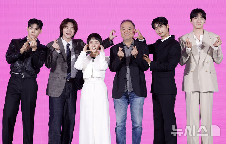 [서울=뉴시스] 김혜진 기자 = 배우 손정혁(왼쪽부터), 김재현, 김향기, 이태곤 감독, 차학연, 김동규가 14일 오전 서울 구로구 신도림 더 세인트에서 열린 쿠팡플레이 시리즈 '로맨스의 절댓값' 제작발표회에서 포즈를 취하고 있다. 2026.04.14. jini@newsis.com