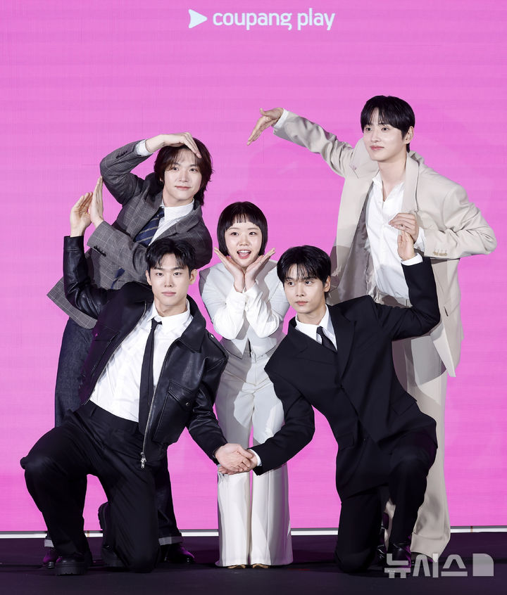 [서울=뉴시스] 김혜진 기자 = 배우 손정혁(왼쪽부터), 김재현, 김향기, 차학연, 김동규가 14일 오전 서울 구로구 신도림 더 세인트에서 열린 쿠팡플레이 시리즈 '로맨스의 절댓값' 제작발표회에서 포즈를 취하고 있다. 2026.04.14. jini@newsis.com