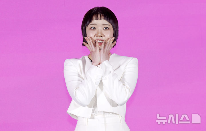 [서울=뉴시스] 김혜진 기자 = 배우 김향기가 14일 오전 서울 구로구 신도림 더 세인트에서 열린 쿠팡플레이 시리즈 '로맨스의 절댓값' 제작발표회에서 포즈를 취하고 있다. 2026.04.14. jini@newsis.com