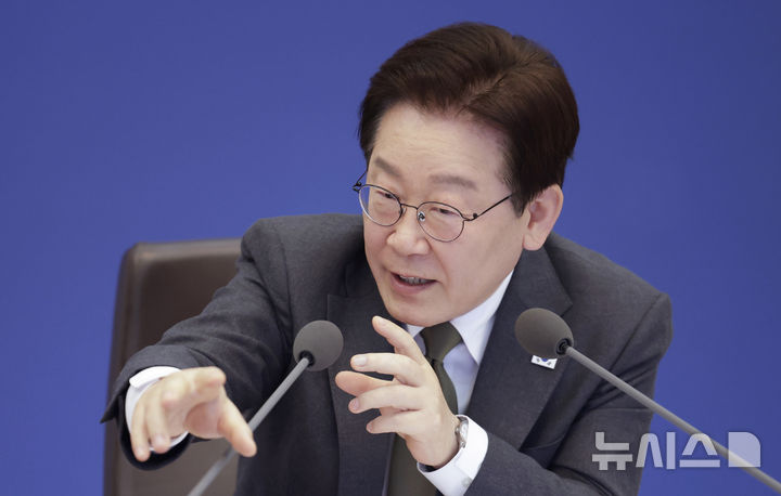 [서울=뉴시스] 최동준 기자 = 이재명 대통령이 14일 청와대에서 열린 국무회의 겸 비상경제점검회의에서 발언하고 있다. 2026.04.14. photocdj@newsis.com