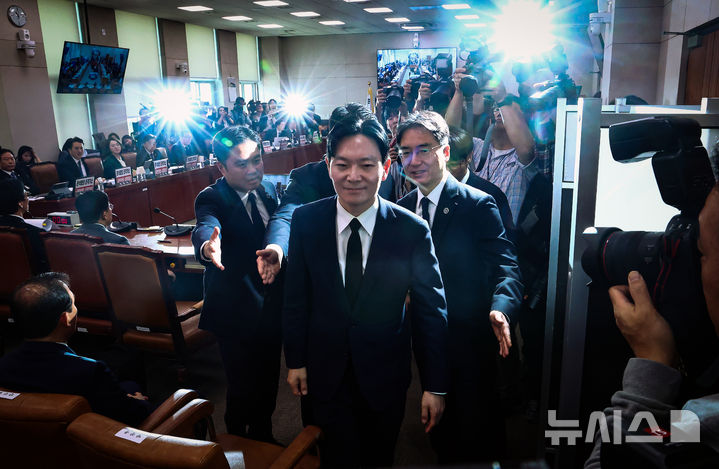 [서울=뉴시스] 김명년 기자 = 쌍방울 대북 송금 사건을 수사했던 박상용 검사가 14일 오전 서울 여의도 국회 '윤석열정권정치검찰조작기소의혹사건진상규명국정조사특별위원회'에서 열린 청문회에서 증인선서를 거부한 이유로 퇴장당하고 있다. 2026.04.14. kmn@newsis.com