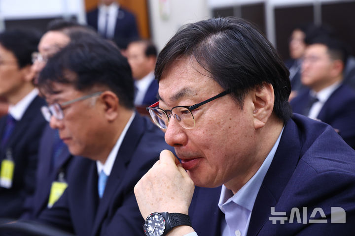 [서울=뉴시스] 김명년 기자 = 이화영 전 경기도 평화부지사가 14일 오전 서울 여의도 국회 '윤석열정권정치검찰조작기소의혹사건진상규명국정조사특별위원회'에서 열린 청문회에 출석해 있다. 2026.04.14. kmn@newsis.com