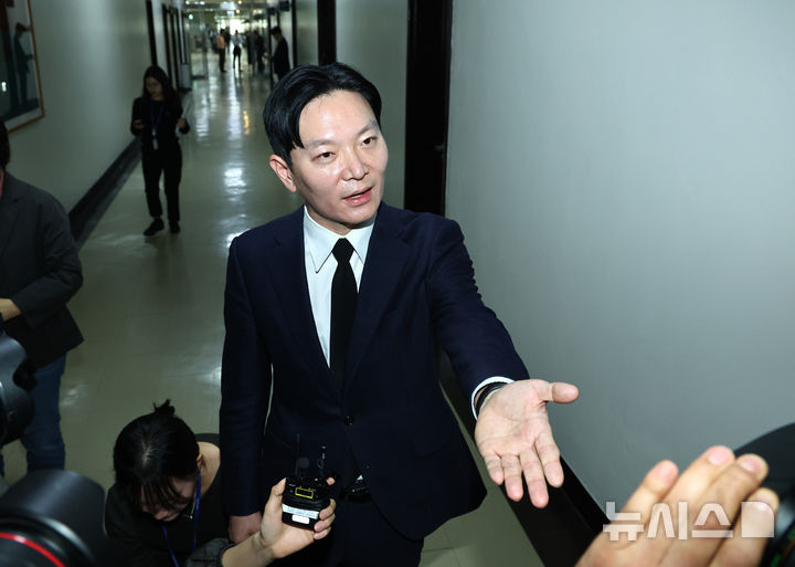 [서울=뉴시스] 김명년 기자 = 쌍방울 대북 송금 사건을 수사했던 박상용 검사가 14일 오전 서울 여의도 국회 '윤석열정권정치검찰조작기소의혹사건진상규명국정조사특별위원회'에서 열린 청문회에서 물 마시는 이화영 전 경기도 평화부지사 뒤로 선서 거부로 인해 퇴장당한 뒤 취재진의 질문을 받으며 이동하고 있다. 2026.04.14. kmn@newsis.com