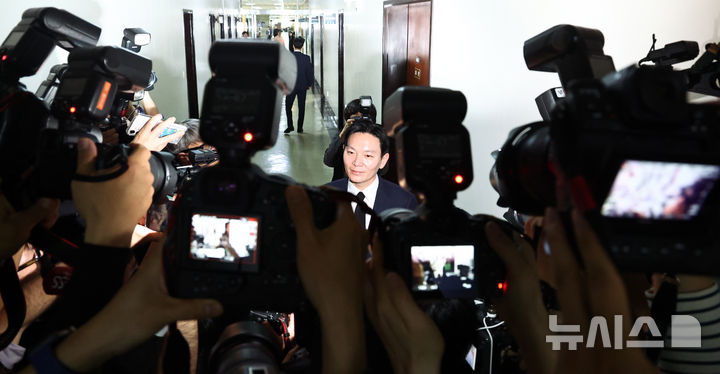 [서울=뉴시스] 김명년 기자 = 쌍방울 대북 송금 사건을 수사했던 박상용 검사가 14일 오전 서울 여의도 국회 '윤석열정권정치검찰조작기소의혹사건진상규명국정조사특별위원회'에서 열린 청문회에서 물 마시는 이화영 전 경기도 평화부지사 뒤로 선서 거부로 인해 퇴장당한 뒤 취재진의 질문을 받으며 이동하고 있다. 2026.04.14. kmn@newsis.com