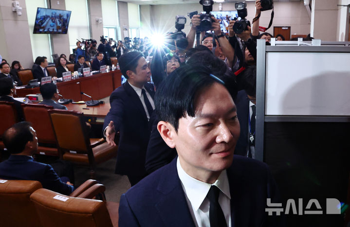 [서울=뉴시스] 김명년 기자 = 쌍방울 대북 송금 사건을 수사했던 박상용 검사가 14일 오전 서울 여의도 국회 '윤석열정권정치검찰조작기소의혹사건진상규명국정조사특별위원회'에서 열린 청문회에서 증인선서를 거부한 이유로 퇴장당하고 있다. 2026.04.14. kmn@newsis.com