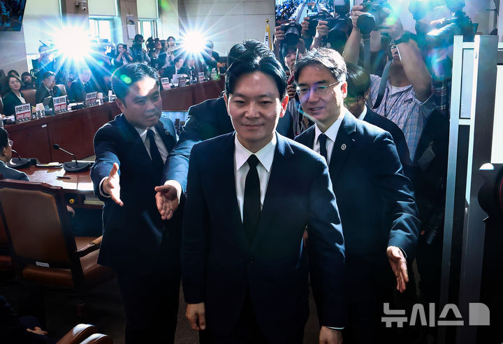 [서울=뉴시스] 김명년 기자 = 쌍방울 대북 송금 사건을 수사했던 박상용 검사가 14일 오전 서울 여의도 국회 '윤석열정권정치검찰조작기소의혹사건진상규명국정조사특별위원회'에서 열린 청문회에서 증인선서를 거부한 이유로 퇴장당하고 있다. 2026.04.14. kmn@newsis.com