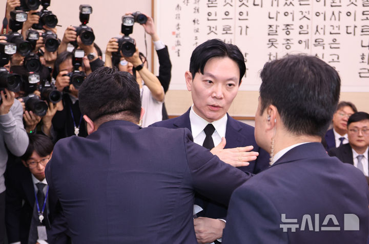 [서울=뉴시스] 김금보 기자 = 쌍방울 대북 송금 사건을 수사했던 박상용 검사가 14일 서울 여의도 국회 '윤석열정권정치검찰조작기소의혹사건진상규명국정조사특별위원회'에서 열린 청문회에서 증인 선서거부 사유에 대한 육성 소명 요청 도중 강제퇴장을 당하고 있다. 2026.04.14. kgb@newsis.com