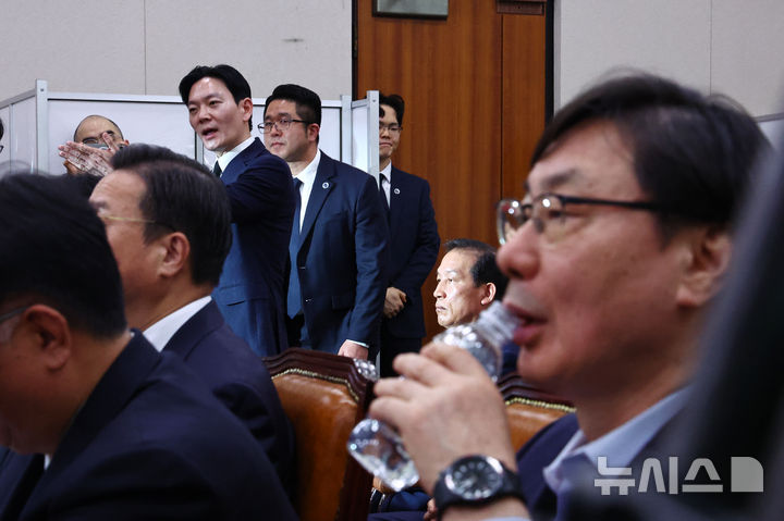 [서울=뉴시스] 김명년 기자 = 쌍방울 대북 송금 사건을 수사했던 박상용 검사가 14일 오전 서울 여의도 국회 '윤석열정권정치검찰조작기소의혹사건진상규명국정조사특별위원회'에서 열린 청문회에서 물 마시는 이화영 전 경기도 평화부지사 뒤로 선서 거부에 대한 육성 소명 기회를 요청하고 있다. 2026.04.14. kmn@newsis.com