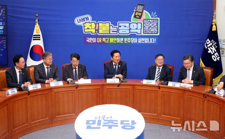 [서울=뉴시스] 조성봉 기자 = 정청래 더불어민주당 대표가 14일 오전 서울 여의도 국회에서 열린 '착!붙는 공약 프로젝트' 6호·7호 공약 발표에서 발언을 하고 있다. 2026.04.14. suncho21@newsis.com