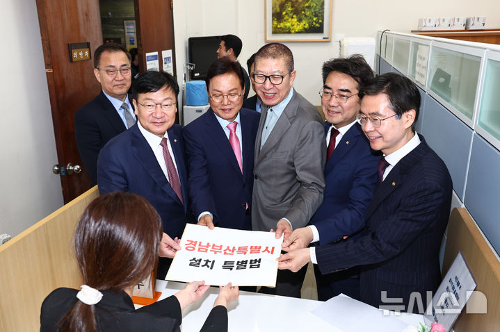 [서울=뉴시스] 김명년 기자 = 국민의힘 정점식(왼쪽부터), 정책위의장, 박완수 경남도지사, 박형준 부산시장, 이성권 부산시당위원장, 조경태 의원이 14일 서울 여의도 국회 의안과에 경남부산특별시 설치 특별법을 제출하고 있다. 2026.04.14. kmn@newsis.com