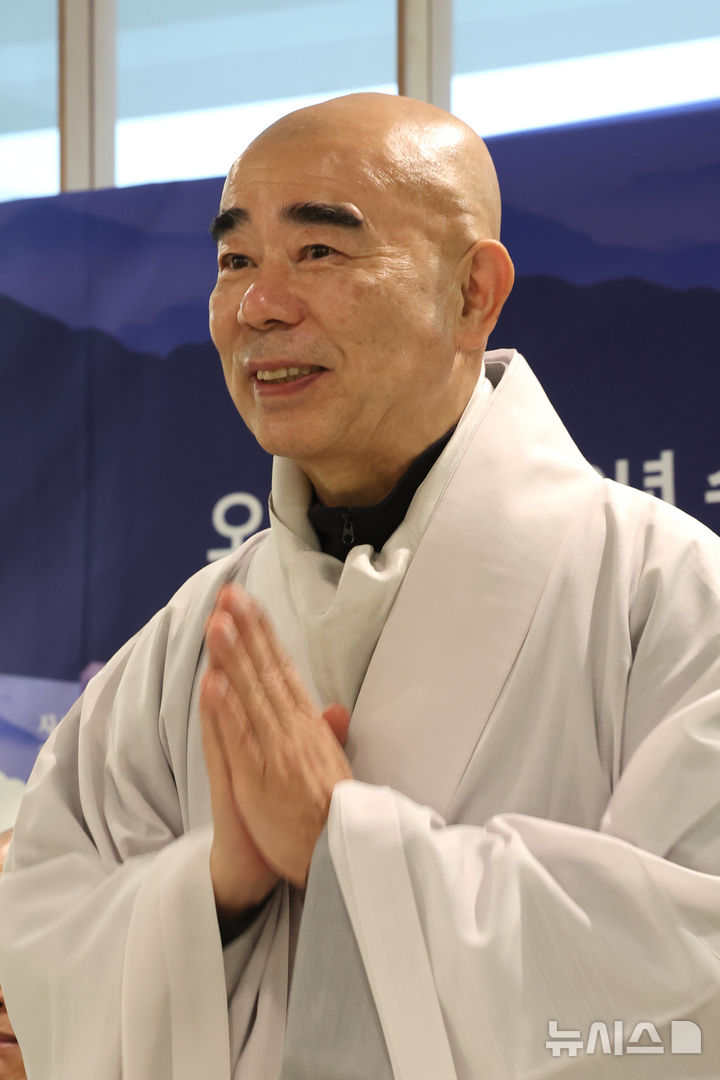 [서울=뉴시스] 박진희 기자 = 월정사 주지 퇴우 정념스님이 14일 서울 종로구 국립현대미술관 서울관 두레에서 '오대산의 고승' 출간 기자간담회를 하고 있다. 2026.04.14. pak7130@newsis.com