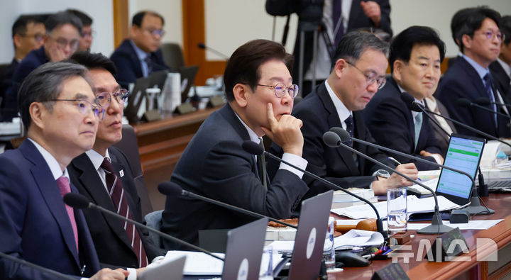 [서울=뉴시스] 최동준 기자 = 이재명 대통령이 14일 청와대에서 열린 국무회의 겸 비상경제점검회의에서 참석자 발언을 듣고 있다. 2026.04.14. photocdj@newsis.com