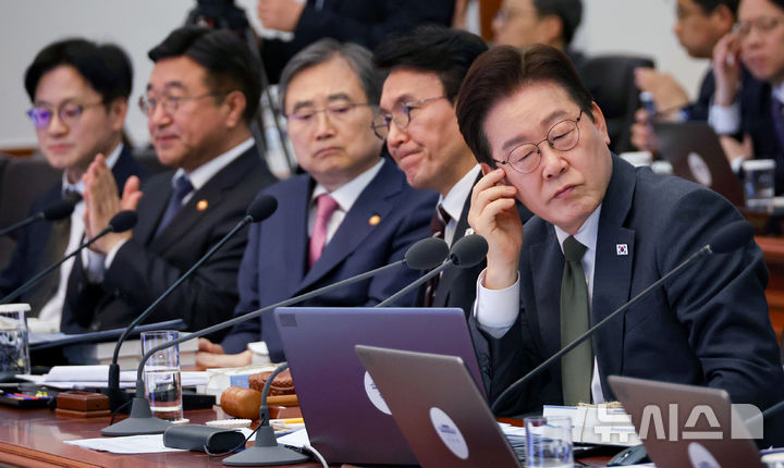 [서울=뉴시스] 최동준 기자 = 이재명 대통령이 14일 청와대에서 열린 국무회의 겸 비상경제점검회의에서 참석자 발언을 듣고 있다. 2026.04.14. photocdj@newsis.com