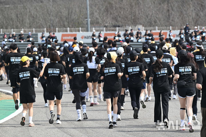 [인천=뉴시스] 박주성 기자 = 대한항공과 아시아나항공 임직원이 14일 오전 인천 중구 BMW드라이빙 센터에서 열린 '위런(We Run)' 자선 달리기 행사에서 달리고 있다. 대한항공과 아시아나항공 임직원 1500여 명은 이날 통합 항공사 출범을 앞두고 양사 화합과 결속을 다지기 위해 자선 달리기 행사에 참여했다. 임직원들이 달린 총 주행거리 만큼 기부금을 조성해 난치병 아동에게 지원될 예정이다. (공동취재). 2026.04.14. photo@newsis.com