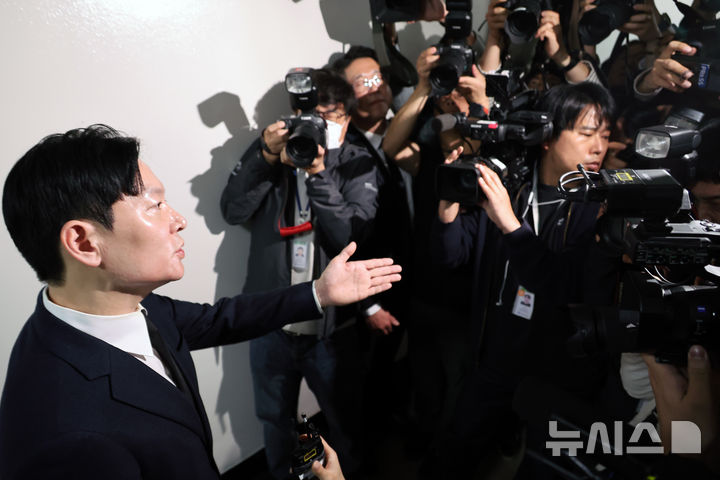 [서울=뉴시스] 김금보 기자 = 쌍방울 대북 송금 사건을 수사했던 박상용 검사가 14일 서울 여의도 국회 '윤석열정권정치검찰조작기소의혹사건진상규명국정조사특별위원회'에서 열린 청문회에서 퇴장 당한 후 취재진 앞에서 발언을 하고 있다. 2026.04.14. kgb@newsis.com