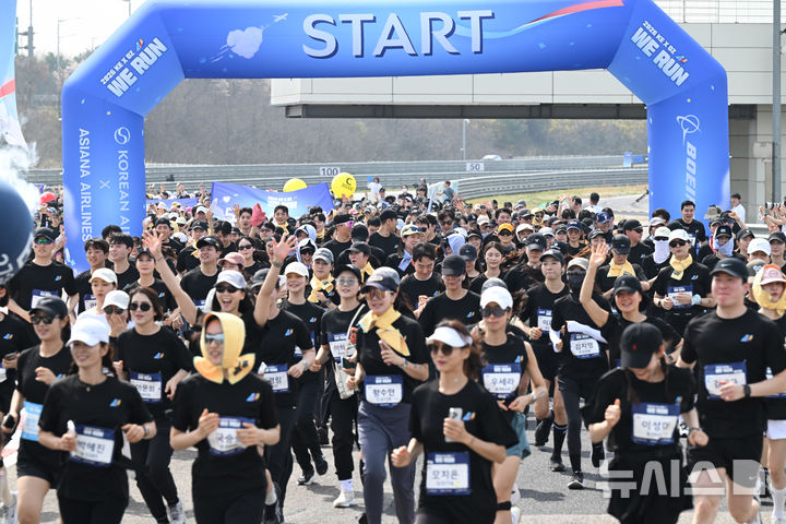 [인천=뉴시스] 박주성 기자 = 대한항공과 아시아나항공 임직원이 14일 오전 인천 중구 BMW드라이빙 센터에서 열린 '위런(We Run)' 자선 달리기 행사에서 달리고 있다. 대한항공과 아시아나항공 임직원 1500여 명은 이날 통합 항공사 출범을 앞두고 양사 화합과 결속을 다지기 위해 자선 달리기 행사에 참여했다. 임직원들이 달린 총 주행거리 만큼 기부금을 조성해 난치병 아동에게 지원될 예정이다. (공동취재). 2026.04.14. photo@newsis.com