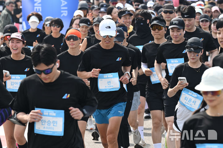 [인천=뉴시스] 박주성 기자 = 가수 션이 14일 오전 인천 중구 BMW드라이빙 센터에서 열린 '위런(We Run)' 자선 달리기 행사에서 달리고 있다. 대한항공과 아시아나항공 임직원 1500여 명은 이날 통합 항공사 출범을 앞두고 양사 화합과 결속을 다지기 위해 자선 달리기 행사에 참여했다. 임직원들이 달린 총 주행거리 만큼 기부금을 조성해 난치병 아동에게 지원될 예정이다. (공동취재). 2026.04.14. photo@newsis.com