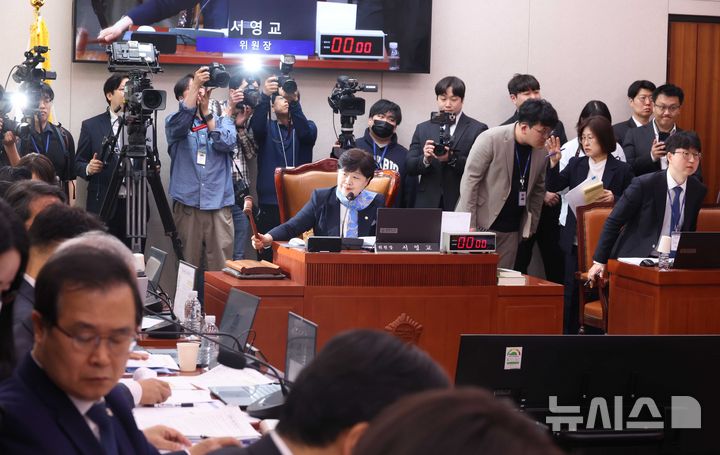 [서울=뉴시스] 조성봉 기자 = 서영교 국회 국조특위 위원장이 14일 오전 서울 여의도 국회 '윤석열정권정치검찰조작기소의혹사건진상규명국정조사특별위원회'에서 열린 청문회에서 의사봉을 두드리고 있다. 2026.04.14. suncho21@newsis.com