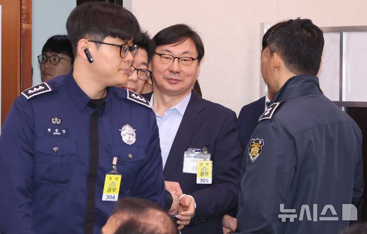 [서울=뉴시스] 조성봉 기자 = 쌍방울 대북송금 사건으로 수감 중인 이화영 전 경기도 평화부지사가 자신이 이재명 대통령에게 화가 많이 났다는 변호인의 발언에 대해 "진의와 다른 부분이 있다"며 직접 해명에 나섰다. 사진은 이 전 부지사가 지난 4월 14일 오전 서울 여의도 국회 '윤석열정권정치검찰조작기소의혹사건진상규명국정조사특별위원회'에서 열린 청문회에 참석하는 모습. 2026.10.08. suncho21@newsis.com