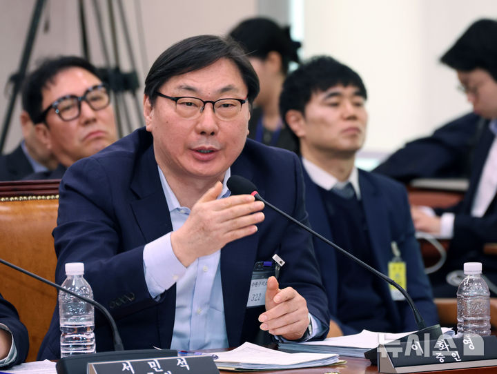 [서울=뉴시스] 김금보 기자 = 쌍방울 대북 송금 사건으로 유죄를 선고받아 수감 중인 이화영 전 경기도 평화부지사가 14일 서울 여의도 국회 '윤석열정권정치검찰조작기소의혹사건진상규명국정조사특별위원회'에서 열린 청문회에 증인으로 출석해 발언을 하고 있다. 2026.04.14. kgb@newsis.com