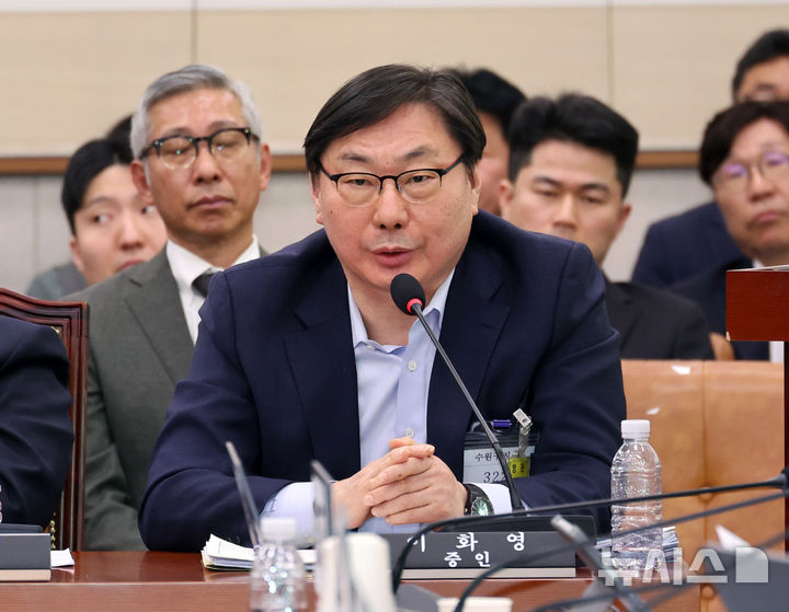 [서울=뉴시스] 김금보 기자 = 쌍방울 대북 송금 사건으로 유죄를 선고받아 수감 중인 이화영 전 경기도 평화부지사가 14일 서울 여의도 국회 '윤석열정권정치검찰조작기소의혹사건진상규명국정조사특별위원회'에서 열린 청문회에 증인으로 출석해 발언을 하고 있다. 2026.04.14. kgb@newsis.com