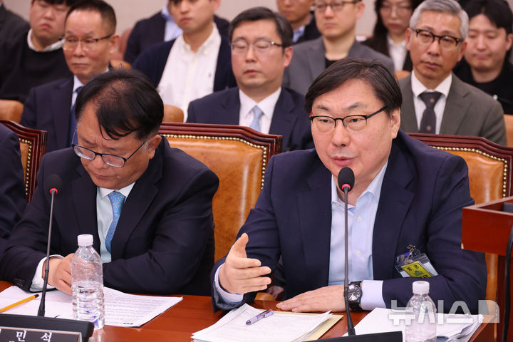 [서울=뉴시스] 김금보 기자 = 쌍방울 대북 송금 사건으로 유죄를 선고받아 수감 중인 이화영 전 경기도 평화부지사가 14일 서울 여의도 국회 '윤석열정권정치검찰조작기소의혹사건진상규명국정조사특별위원회'에서 열린 청문회에 증인으로 출석해 발언을 하고 있다. 2026.04.14. kgb@newsis.com