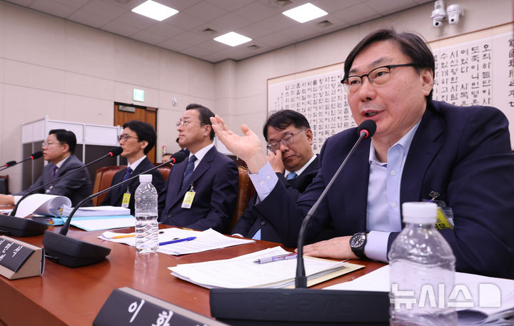 [서울=뉴시스] 김금보 기자 = 쌍방울 대북 송금 사건으로 유죄를 선고받아 수감 중인 이화영 전 경기도 평화부지사가 14일 서울 여의도 국회 '윤석열정권정치검찰조작기소의혹사건진상규명국정조사특별위원회'에서 열린 청문회에 증인으로 출석해 발언을 하고 있다. 2026.04.14. kgb@newsis.com