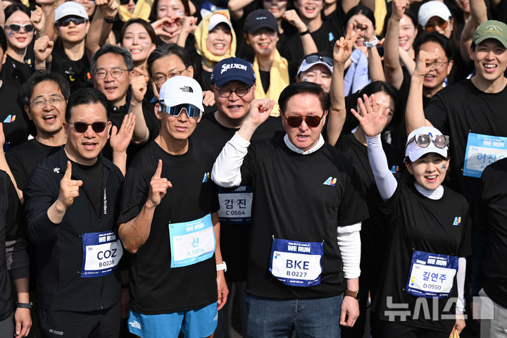 [인천=뉴시스] 박주성 기자 = 우기홍 대한항공 부회장(앞줄 왼쪽에서 세 번째)을 비롯한 대한항공, 아시아나항공 임직원들이 14일 오전 인천 중구 BMW드라이빙 센터에서 열린 '위런(We Run)' 자선 달리기 행사에서 기념촬영을 하고 있다. 대한항공과 아시아나항공 임직원 1500여 명은 이날 통합 항공사 출범을 앞두고 양사 화합과 결속을 다지기 위해 자선 달리기 행사에 참여했다. 임직원들이 달린 총 주행거리 만큼 기부금을 조성해 난치병 아동에게 지원될 예정이다. (공동취재). 2026.04.14. photo@newsis.com