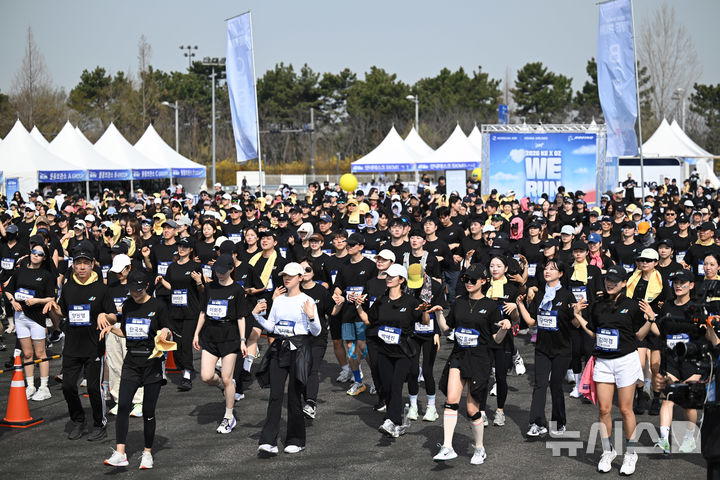 [인천=뉴시스] 박주성 기자 = 대한항공과 아시아나항공 임직원이 14일 오전 인천 중구 BMW드라이빙 센터에서 열린 자선 달리기 행사 '위런(We Run)'에 참여해 러닝에 앞서 몸을 풀고 있다. 대한항공과 아시아나항공 임직원 1500여 명은 이날 통합 항공사 출범을 앞두고 양사 화합과 결속을 다지기 위해 자선 달리기 행사에 참여했다. 임직원들이 달린 총 주행거리 만큼 기부금을 조성해 난치병 아동에게 지원될 예정이다. (공동취재). 2026.04.14. photo@newsis.com