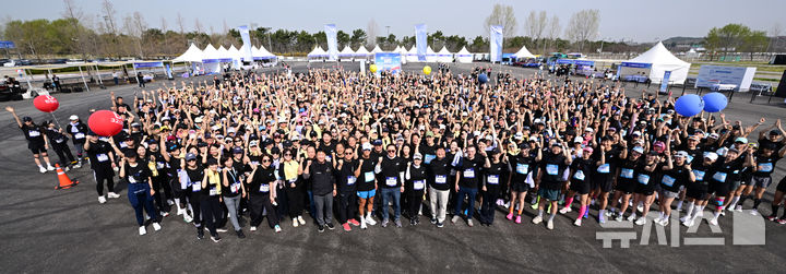 [인천=뉴시스] 박주성 기자 = 우기홍 대한항공 부회장을 비롯한 대한항공, 아시아나항공 임직원들이 14일 오전 인천 중구 BMW드라이빙 센터에서 열린 '위런(We Run)' 자선 달리기 행사에서 기념촬영을 하고 있다. 대한항공과 아시아나항공 임직원 1500여 명은 이날 통합 항공사 출범을 앞두고 양사 화합과 결속을 다지기 위해 자선 달리기 행사에 참여했다. 임직원들이 달린 총 주행거리 만큼 기부금을 조성해 난치병 아동에게 지원될 예정이다. (공동취재). 2026.04.14. photo@newsis.com