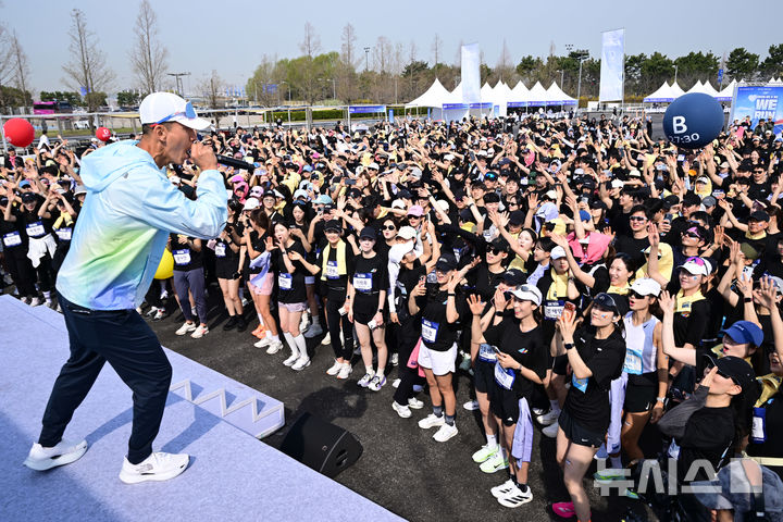 [인천=뉴시스] 박주성 기자 = 가수 션이 14일 인천 중구 BMW드라이빙 센터에서 열린 대한항공·아시아나항공 자선 달리기 행사 '위런'에 참석해 무대를 펼치고 있다. (공동취재). 2026.04.14. photo@newsis.com