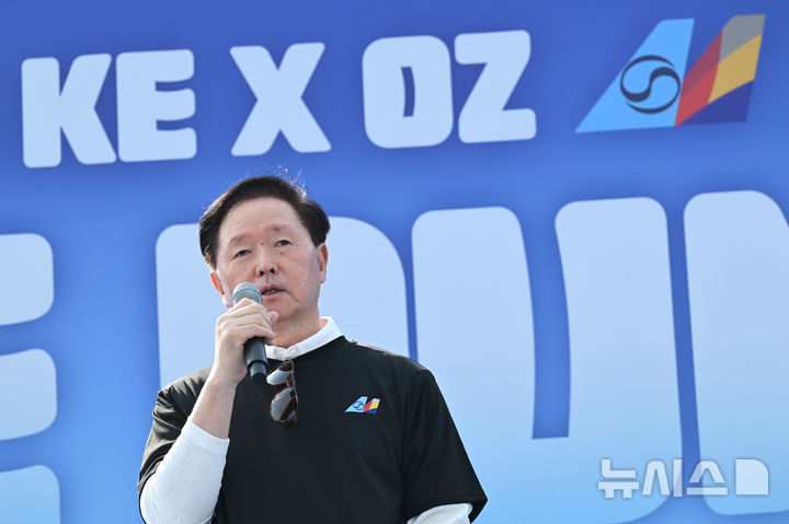 [인천=뉴시스] 박주성 기자 = 우기홍 대한항공 부회장이 14일 오전 인천 중구 BMW드라이빙 센터에서 열린 대한항공·아시아나항공 자선 달리기 행사 '위런'에 참석해 인사말을 하고 있다. (공동취재). 2026.04.14. photo@newsis.com