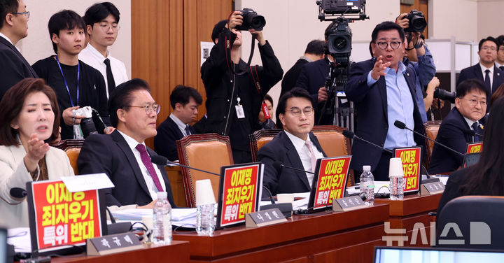 [서울=뉴시스] 김금보 기자 = 이상휘 국민의힘 의원이 14일 서울 여의도 국회에서 열린 '윤석열정권정치검찰조작기소의혹사건진상규명국정조사특별위원회'에서 발언을 하고 있다. 2026.04.14. kgb@newsis.com