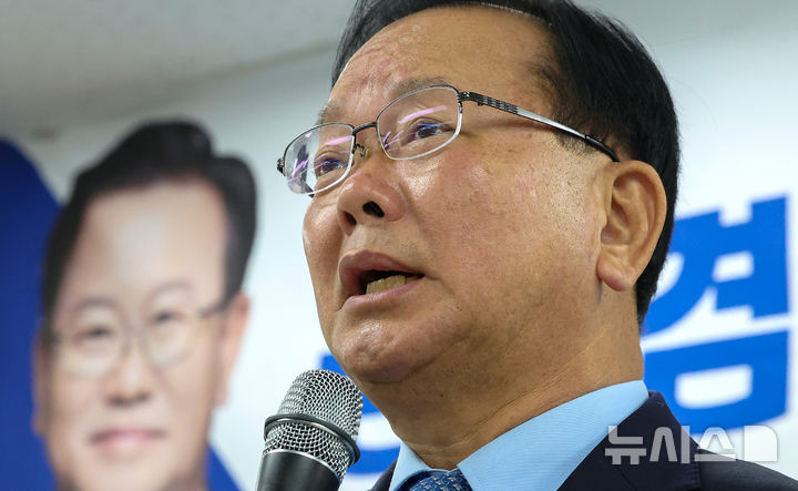 [대구=뉴시스] 이무열 기자 = 김부겸 더불어민주당 대구시장 후보는 JTBC 유튜브 채널 '장르만 여의도'에 출연해 최근 여론조사에서 국민의힘 후보들보다 앞서는 흐름을 '착시 현상'으로 규정했다. 2026.04.14. lmy@newsis.com