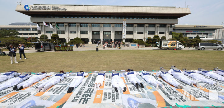 [인천=뉴시스] 전진환 기자 = 14일 인천 남동구 인천시청 앞에서 인천시청 색동원 피해자 자립지원 계획 수립 촉구 결의대회를 마친 전국장애인부모연대 회원들이 오체투지를 하고 있다. 2026.04.14. amin2@newsis.com