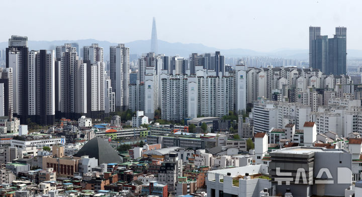 [서울=뉴시스] 최진석 기자 = 서울 아파트 단지의 모습 2026.04.14. myjs@newsis.com