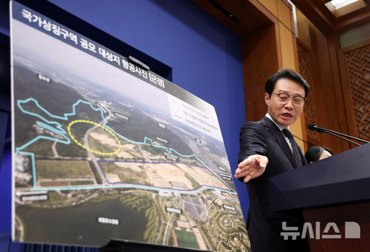 [서울=뉴시스] 고범준 기자 = 이규연 홍보소통수석이 14일 청와대 춘추관에서 세종 집무실 관련 브리핑을 하고 있다. 2026.04.14. bjko@newsis.com