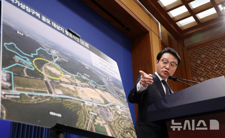 [서울=뉴시스] 고범준 기자 = 이규연 홍보소통수석이 14일 청와대 춘추관에서 세종 집무실 관련 브리핑을 하고 있다. 2026.04.14. bjko@newsis.com