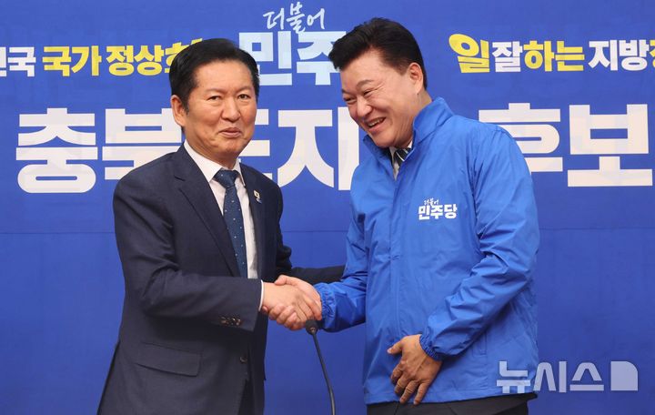 [서울=뉴시스] 조성봉 기자 = 정청래 더불어민주당 대표가 14일 오후 서울 여의도 국회에서 열린 신용한 충북도지사 후보 환영식에서 신 후보에게 당 점퍼를 입혀주고 악수를 하고 있다. 2026.04.14. suncho21@newsis.com