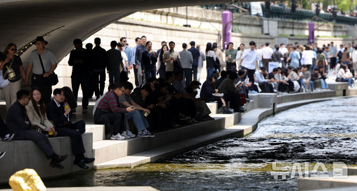 [서울=뉴시스] 홍효식 기자 = 서울 낮 최고기온이 28도까지 오르며 초여름 날씨를 보인 14일 서울 중구 청계천에서 시민들이 여유로운 시간을 보내고 있다. 2026.04.14. yesphoto@newsis.com