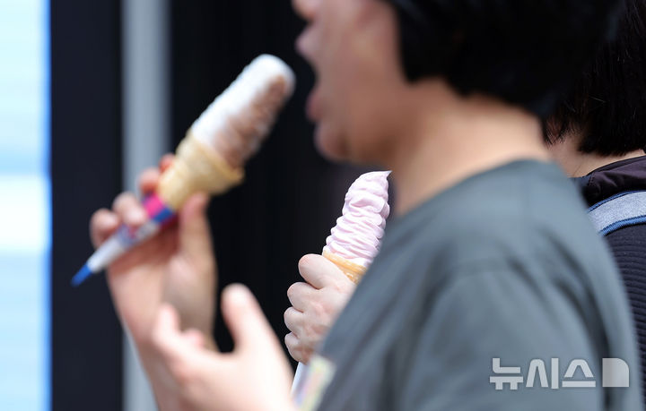 [서울=뉴시스] 홍효식 기자 = 서울 낮 최고기온이 28도까지 오르며 초여름 날씨를 보인 14일 서울 중구 명동에서 관광객들이 아이스크림을 먹고 있다. 2026.04.14. yesphoto@newsis.com