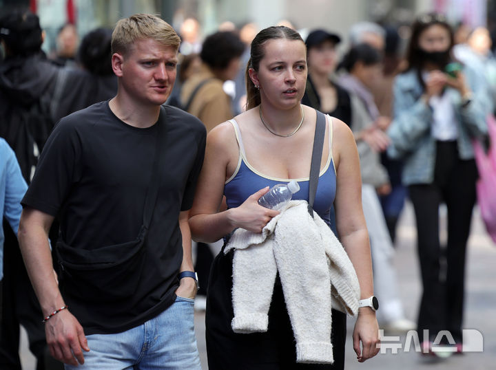 [서울=뉴시스] 홍효식 기자 = 서울 낮 최고기온이 28도까지 오르며 초여름 날씨를 보인 14일 서울 중구 명동에서 관광객들이 민소매와 반팔을 입고 있다. 2026.04.14. yesphoto@newsis.com