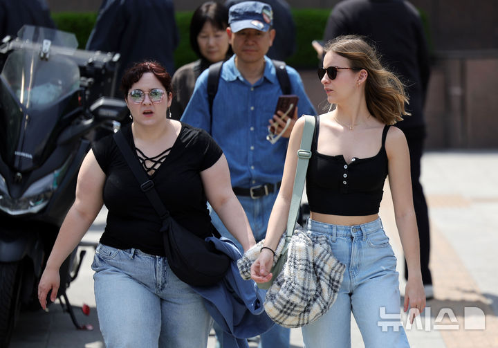 [서울=뉴시스] 홍효식 기자 = 서울 낮 최고기온이 28도까지 오르며 초여름 날씨를 보인 14일 서울 중구 을지로에서 관광객들이 민소매와 반팔을 입고 있다. 2026.04.14. yesphoto@newsis.com