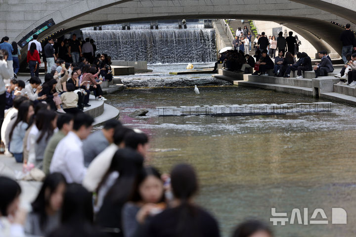 [서울=뉴시스] 홍효식 기자 = 서울 낮 최고기온이 28도까지 오르며 초여름 날씨를 보인 지난 14일 서울 중구 청계천에서 시민들이 여유로운 시간을 보내고 있다. 2026.04.14. yesphoto@newsis.com