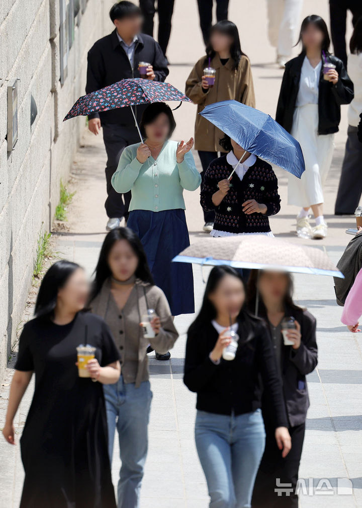 [서울=뉴시스] 홍효식 기자 = 서울 낮 최고기온이 28도까지 오르며 초여름 날씨를 보인 14일 서울 중구 청계천에서 시민들이 양산을 쓰고 이동하고 있다. 2026.04.14. yesphoto@newsis.com