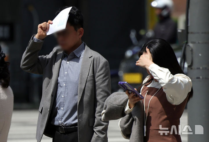 [서울=뉴시스] 홍효식 기자 = 서울 낮 최고기온이 28도까지 오르며 초여름 날씨를 보인 14일 서울 중구 청계천에서 시민들이 햇빛을 가리며 신호를 기다리고 있다. 2026.04.14. yesphoto@newsis.com