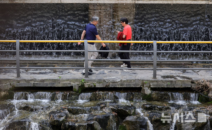 [서울=뉴시스] 홍효식 기자 = 서울 낮 최고기온이 28도까지 오르며 초여름 날씨를 보인 14일 서울 중구 청계천에서 시민들이 외투를 벗고 반팔 차림으로 이동하고 있다. 2026.04.14. yesphoto@newsis.com