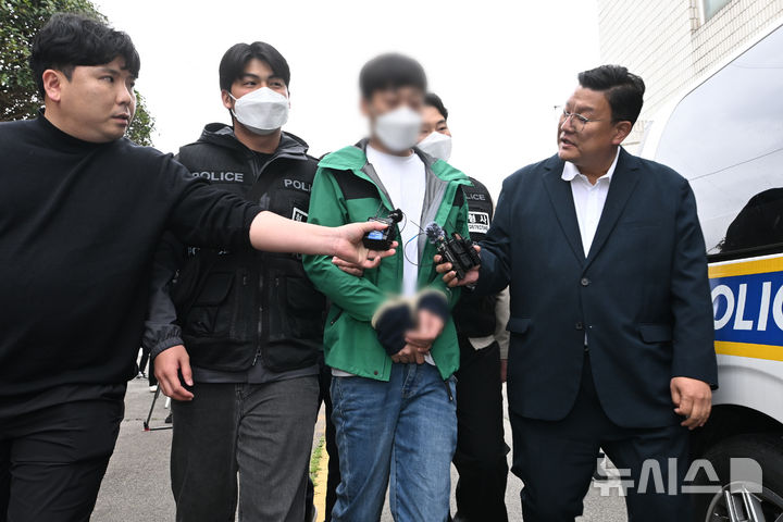 [해남=뉴시스] 이영주 기자 = 14일 오후 전남 해남군 광주지법 해남지원에서 업무상실화 혐의를 받는 중국인 이주노동자 30대 남성 A씨가 구속 전 피의자 심문(영장실질심사)을 받은 뒤 나오고 있다. 2026.04.14. leeyj2578@newsis.com